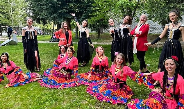 nilufer-belediyesi-halk-danslari-toplulugu-bulgaristanda-gonulleri-fethetti.jpg