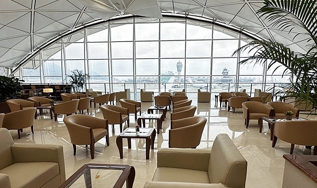 emirates-hong-kong-uluslararasi-havalimanindaki-dinlenme-salonunu-yeniledi.jpg